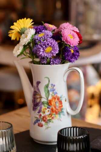 Blumen in alter Kaffeekanne